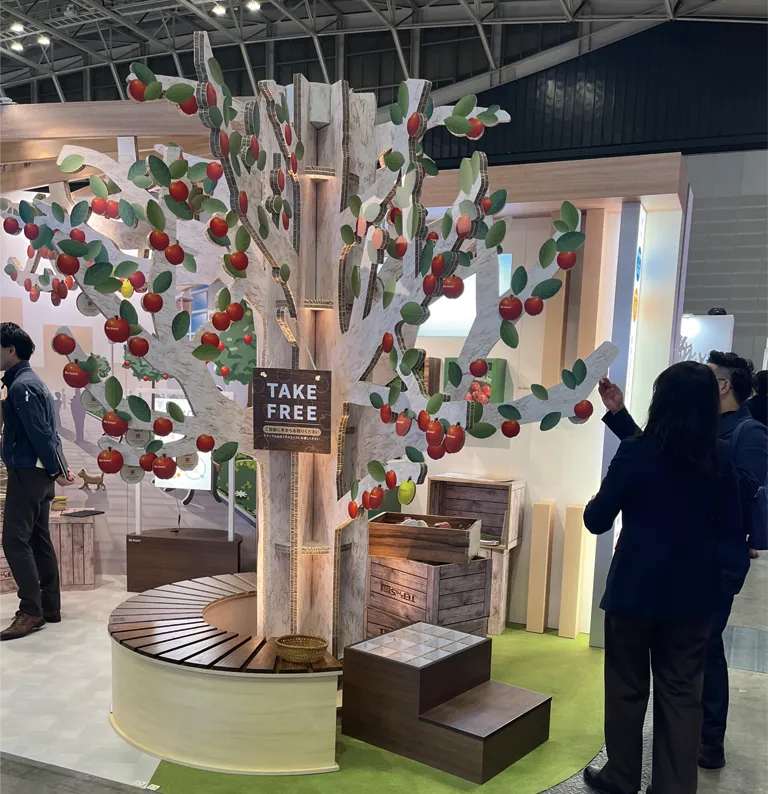 東京企画装飾株式会社の展示会ブース、りんごの木